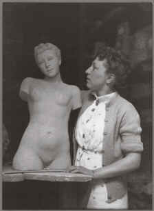 Lina Poggi modella il busto di donna