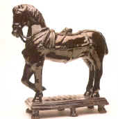 Cavallo in terracotta verniciata nera