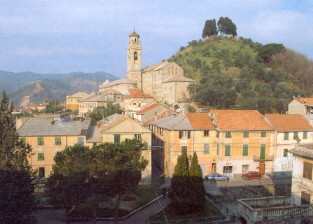 La chiesa di San Nicol addossata al colle Castellaro con il quartiere Sotto l'Olmo.