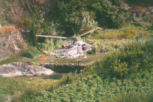 Elicottero "LAMA" fa rifornimento d'acqua nel torrente "Sansobbia" (SV) Agosto 2001 -  Foto by M. GIacobbe     