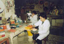 Silvana Priametto e Luisa Delfino mentre lavorano la ceramica