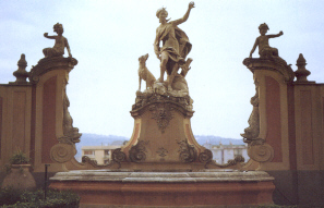 La fontana di Diana, cui si contrappone, sul lato opposto del giardino, la fontana di Bacco